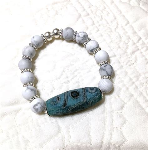 WHITE HOWLITE And BLUE Agate Bracelet Natural Gemstones Stretch