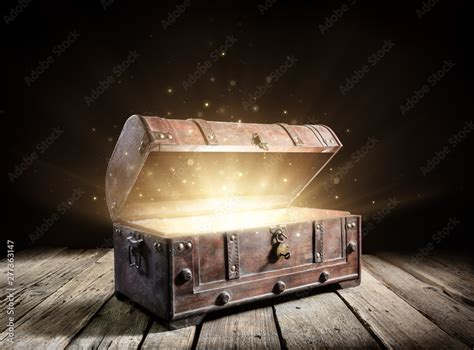 Treasure Chest Open Ancient Trunk With Glowing Magic Lights In The Dark фотография Stock