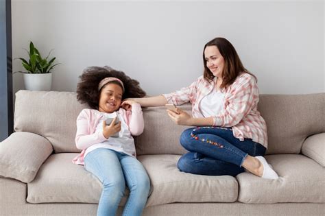 Vue De Face Mère Et Fille Se Détendre à La Maison Photo Gratuite