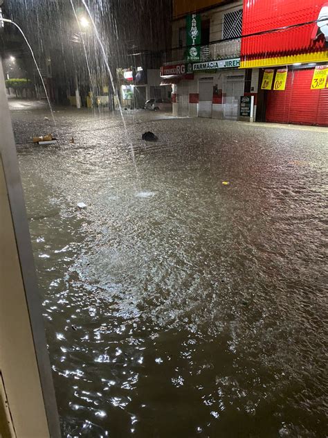 Fortes Chuvas Deixam Ruas Alagadas E Causam Estragos Em Diversos