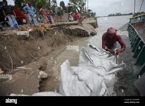 Bangladesh 16th Sep 2022 Villegers Looks At The Padma River Where