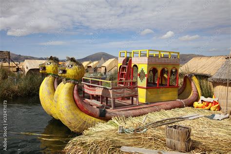 Schilfboote Der Uros An Den Schwimmenden Inseln Titicacasee Peru