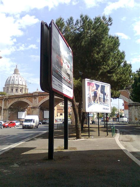 Basta Cartelloni Viaggio Nel Degrado Che Accoglie I Turisti Venuti A