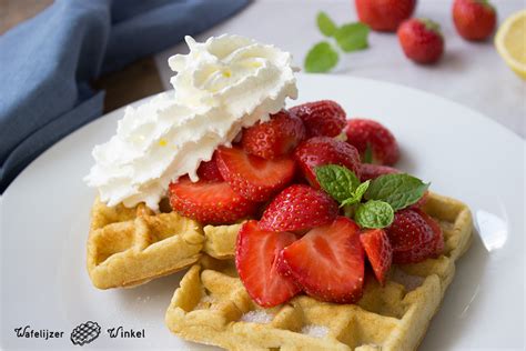 Wafels Met Slagroom En Aardbeien