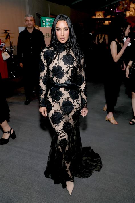 Surgeon reveals cause of celeb 'stink faces,' Kardashians have 'old