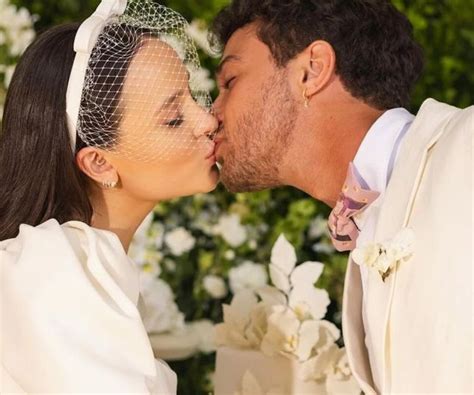 Notícias Larissa Manoela comemora um mês de casada Bodas de