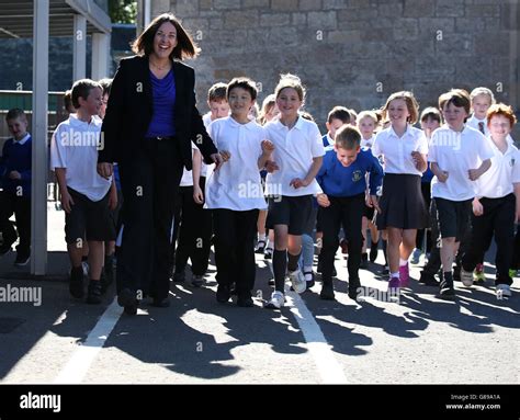 Kezia Dugdale Besuch Der St Ninians Grundschule Fotos Und