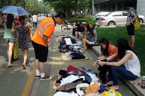 高校女大学生摆地摊，有人甚至“出售自己”女生学生生活新浪新闻