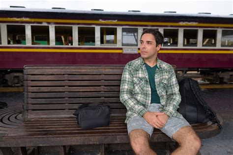 Guapo turista persa en la estación de tren de bangkok Foto Premium