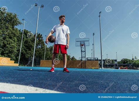 Longitud Completa Del Jugador De Baloncesto En Foto De Archivo Imagen