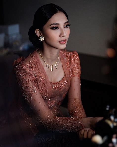 Inspirasi Makeup Dan Kebaya Tunangan Ala Sheila Dara Anggun