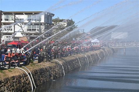 鳥取・出初め式 鎮魂、思い込め一斉放水 能登半島地震、犠牲者へ黙とう ／鳥取 毎日新聞