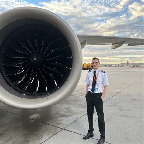 Tanner Lauchnor First Officer Frontier Airlines Linkedin