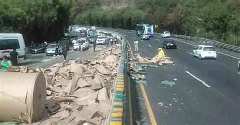 Camión que transportaba rollos de papel vuelca en la México Cuernavaca