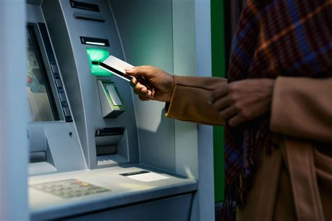 Hướng dẫn 3 cách rút tiền ATM đúng cách chi tiết an toàn