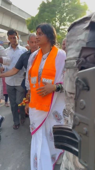 Hyderabad Bjp Mp Candidate Madhavi Latha Door To Door Campaign