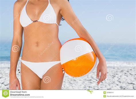 Cuerpo Femenino Atractivo En El Bikini Blanco Con La Pelota De Playa