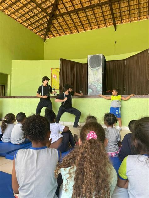 Companhia De Teatro Buzum Encanta Alunos Da Rede Municipal Pe As