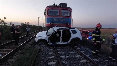 Trei persoane au murit după ce mașina lor a fost lovită de tren în