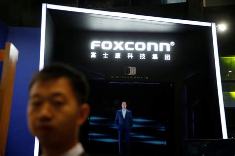 Foxconn replacing humans with robots; Apple supplier may expand in US