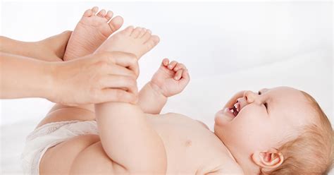 Cosquillas y caricias en los pies de los bebés son buenas