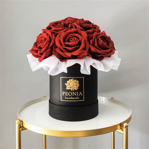 Duży Flower Box z czerwonych róż aksamitnych Peonia Handmade