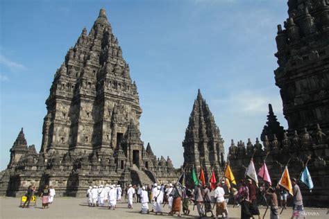 Prosesi Tawur Agung Kesanga Di Candi Prambanan ANTARA News