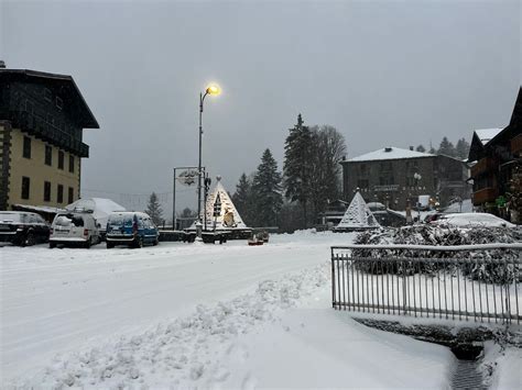 Foto L Abetone Sotto La Neve Gi Centimetri E Continua A Nevicare