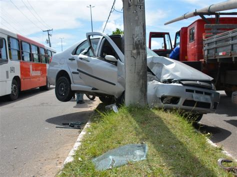 G Pneu Estoura E Carro Descontrolado Atinge Poste Em Jo O Pessoa