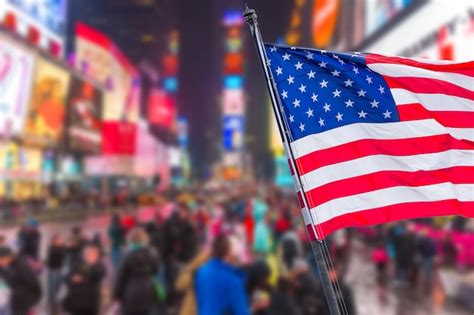 Bandera Nacional De Estados Unidos En La Calle Times Square Con Una Gran Multitud Borrosa Foto