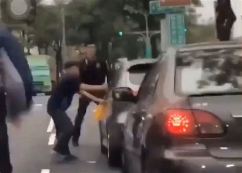 通緝犯當街持刀疑似攻擊路人搶車 警民合作逮捕 中廣新聞網 Line Today