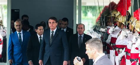 Bolsonaro amplia gastos Defesa e corta Educação Saúde e Segurança