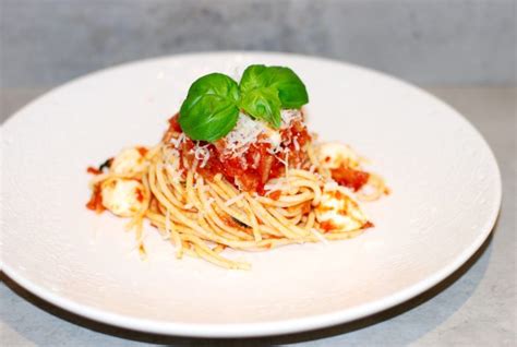 Pasta Arrabiata med mozzarella basilika parmesan Catarina Königs