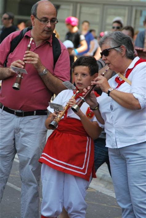 El veïnat vibra amb la música i el folklore de la festa del Camp del