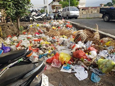 Pedagang Pasar Galiran Keluhkan Sampah Tak Diangkut Menumpuk Membusuk