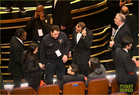 Rami Malek Fell Off the Oscars Stage After Winning! (Photos): Photo 4246774 | 2019 Oscars ...