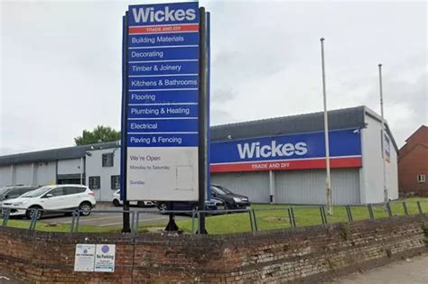 wickes   time change   branch   christmas