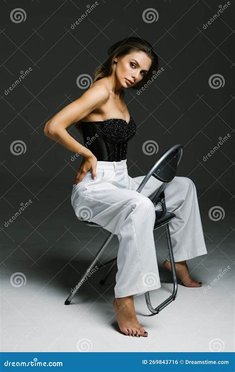 Jeune Femme Sexy Assise Dans Un Fauteuil Sur Fond Blanc Photo Stock Image Du Jeune