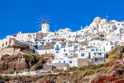 Aldeia de oia na ilha de santorini grécia vista do porto de amoudi