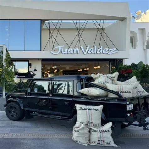 Juan Valdez Inaugur Su Primera Tienda En Dub I Con Camioneta De Lujo