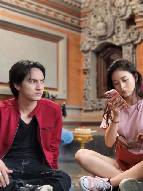 5 Potret Natasha Wilona Syuting Bareng Farhan Rasyid Di Serial Firasat