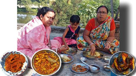 আজ দুপুরে রুই মাছের কালিয়া মাছের মাথা দিয়ে বাঁধাকপি বেগুন ভাজা