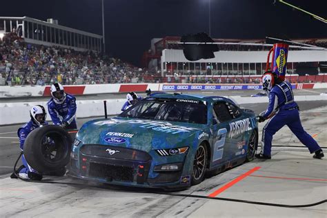 How fast can a NASCAR crew change tires? - NASCAR News