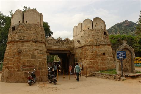 Journeys across Karnataka: Penukonda fort ruins