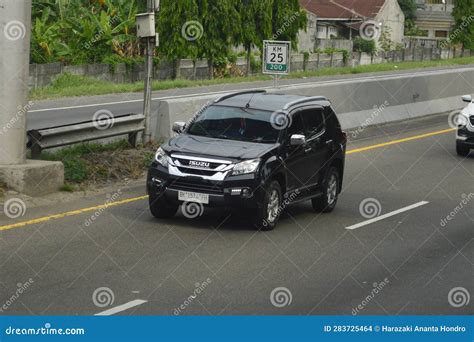 Isuzu Mux Suv Imagen De Archivo Editorial Imagen De Indonesia 283725464