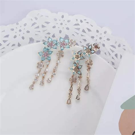 Irean Semijoias Brinco Ear Cuff Flores Franja Pedras Cravejadas