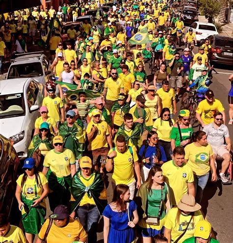 Joinvilenses fazem caminhada e se reúnem em manifestação em frente ao