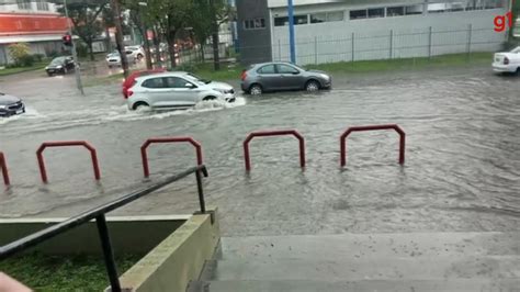 Chuva Causa Alagamentos E Quedas De árvores Em Ruas De Curitiba VÍdeo