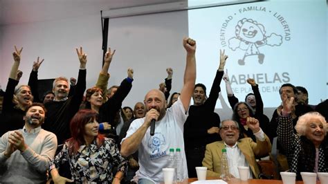 Victoria De La Democracia Las Abuelas De Plaza De Mayo Hallan En