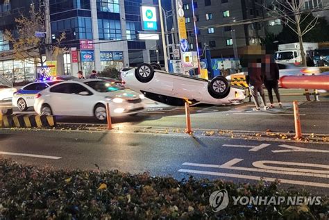 가드레일 충격 승용차 전복 연합뉴스